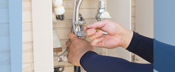 給湯器内の配線を修理している画像